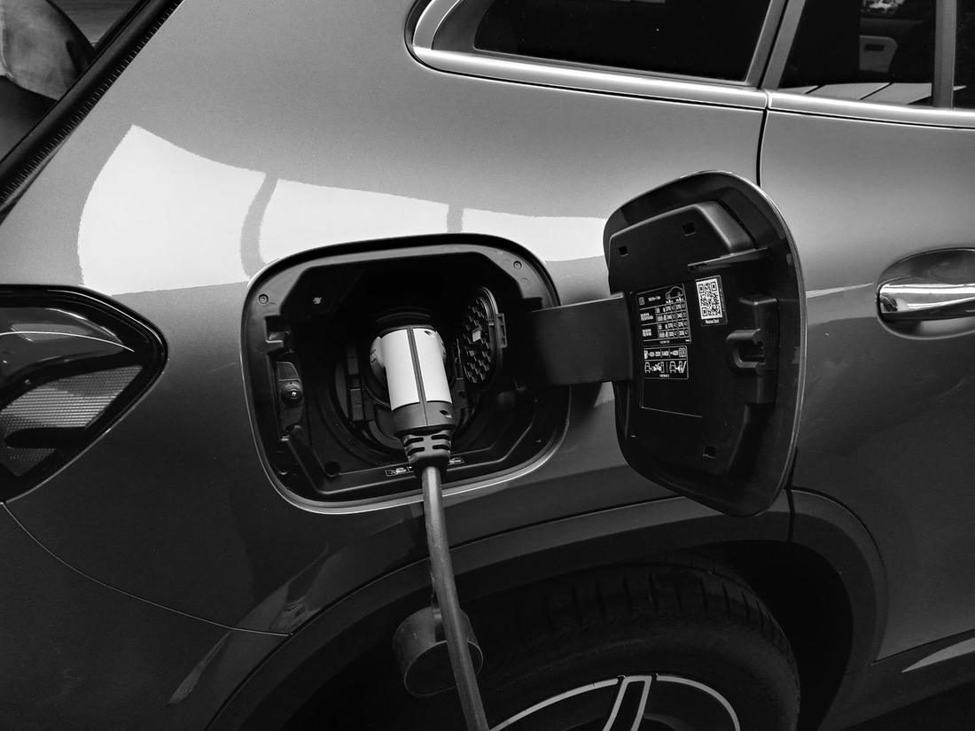 Ladekabel eines Elektrofahrzeugs angeschlossen an einer öffentlichen Ladestation