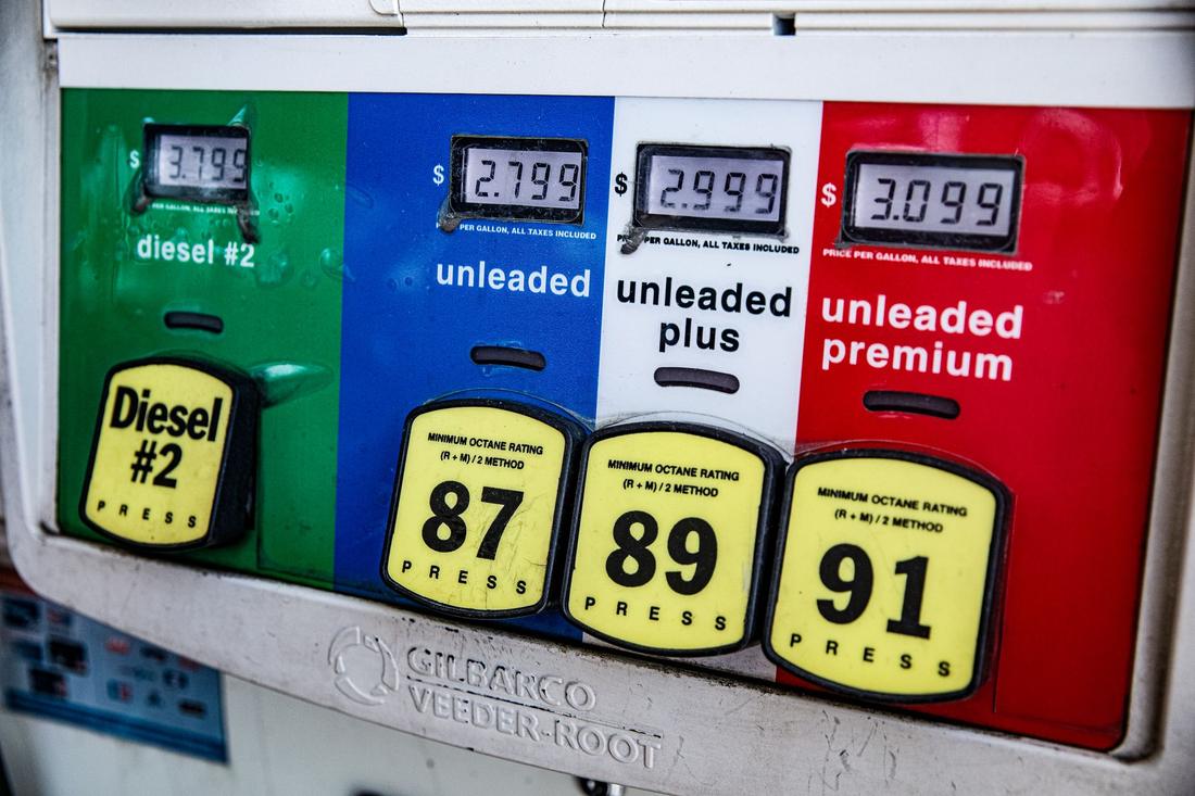 Große Preistafel mit Kraftstoffpreisen an der Einfahrt einer Tankstelle